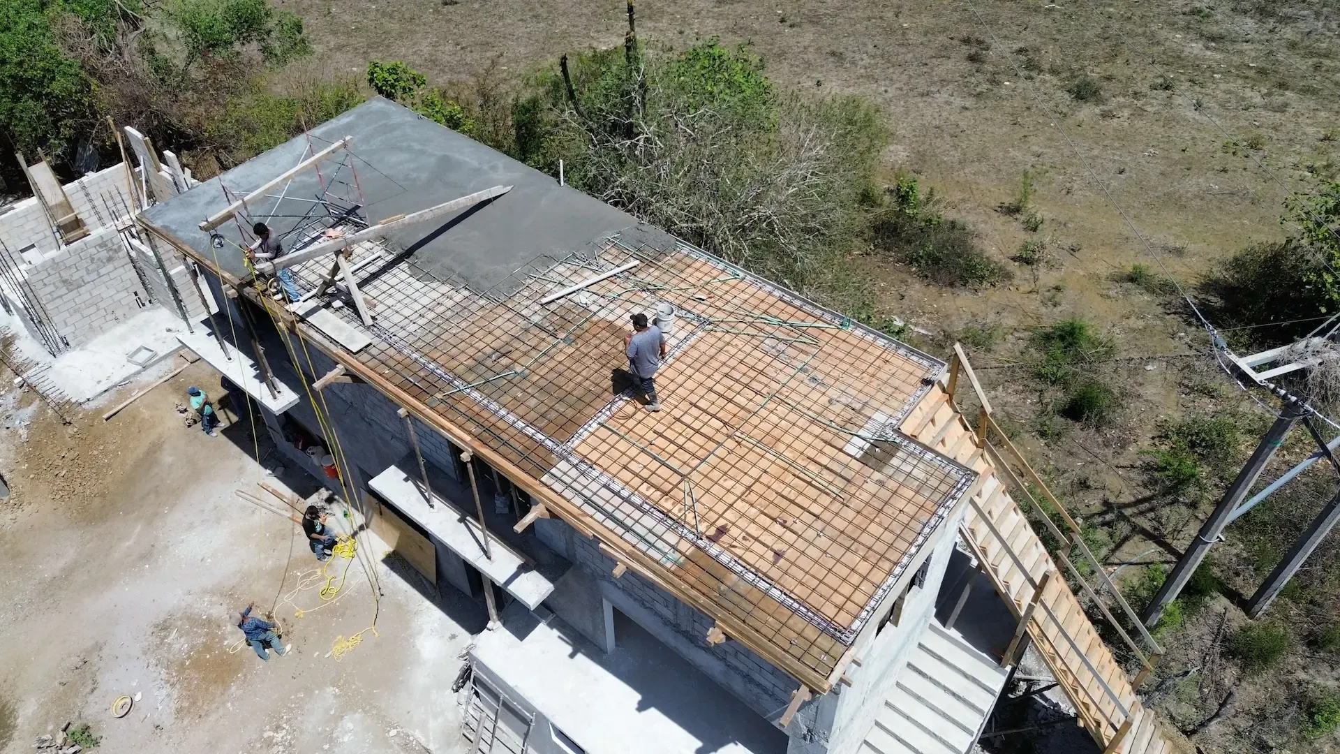 Vista desde azotea mostrando estructura de losa con varilla expuesta